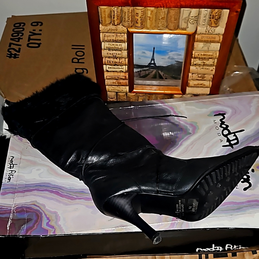 Brand New Moda Fusion Lace Up Black boots with Faux fur